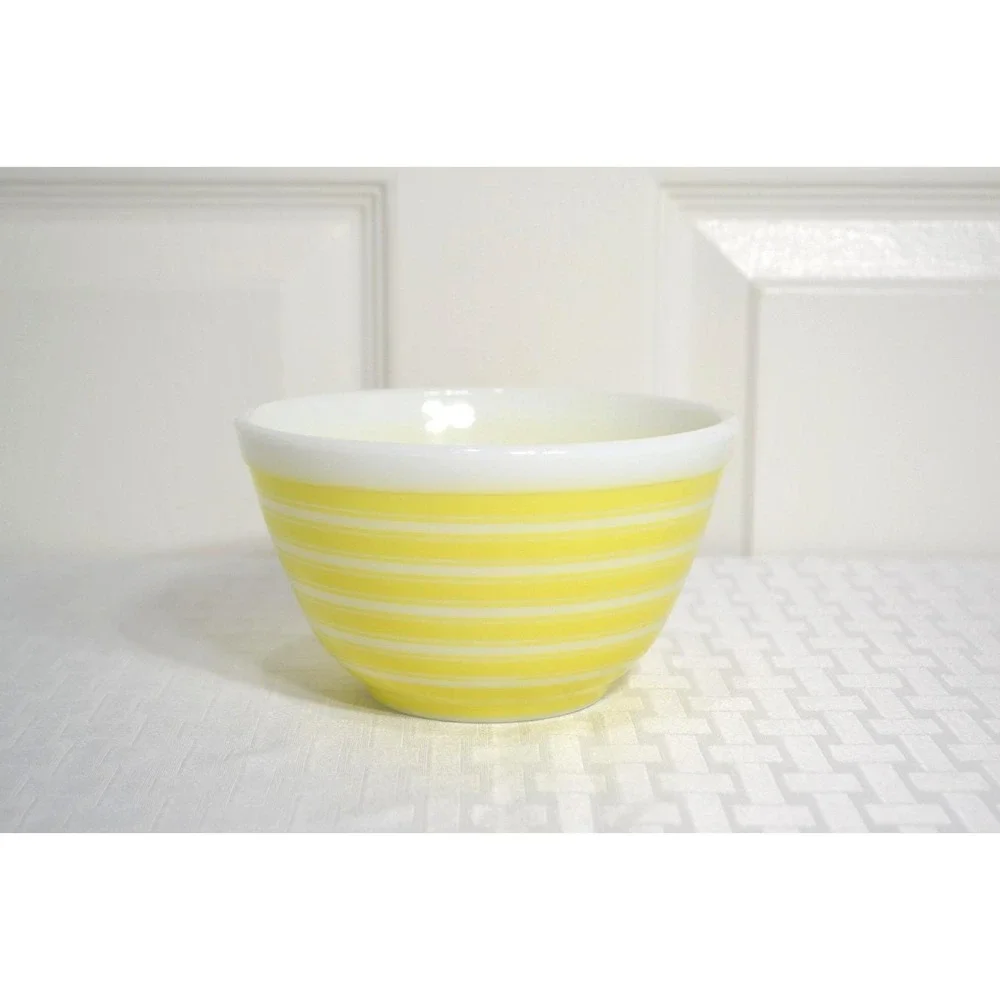 Vintage Pyrex Yellow Stripes Mixing Bowl #401,  1  & 1/2 Pint  GREAT CONDITION